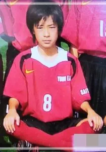 成田凌さんは、幼少期からサッカーに打ち込んだ日々を過ごし、将来はプロのサッカー選手になることを夢見ていました。